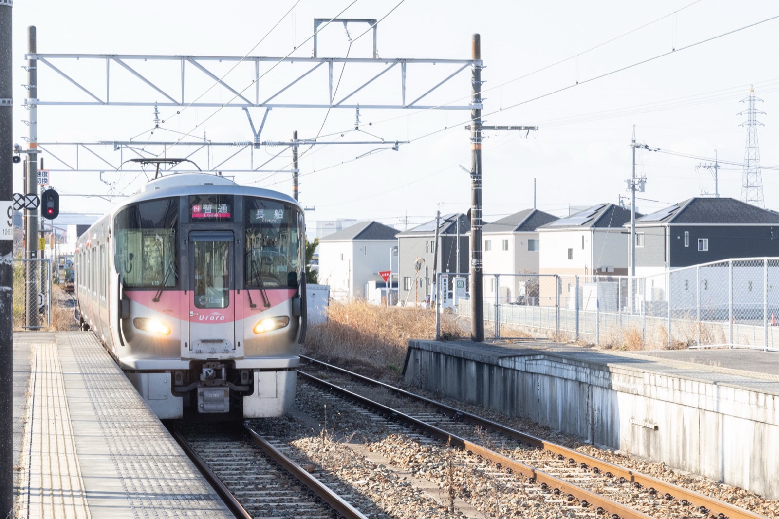 ローカル線の電車と駅(全幅帯)