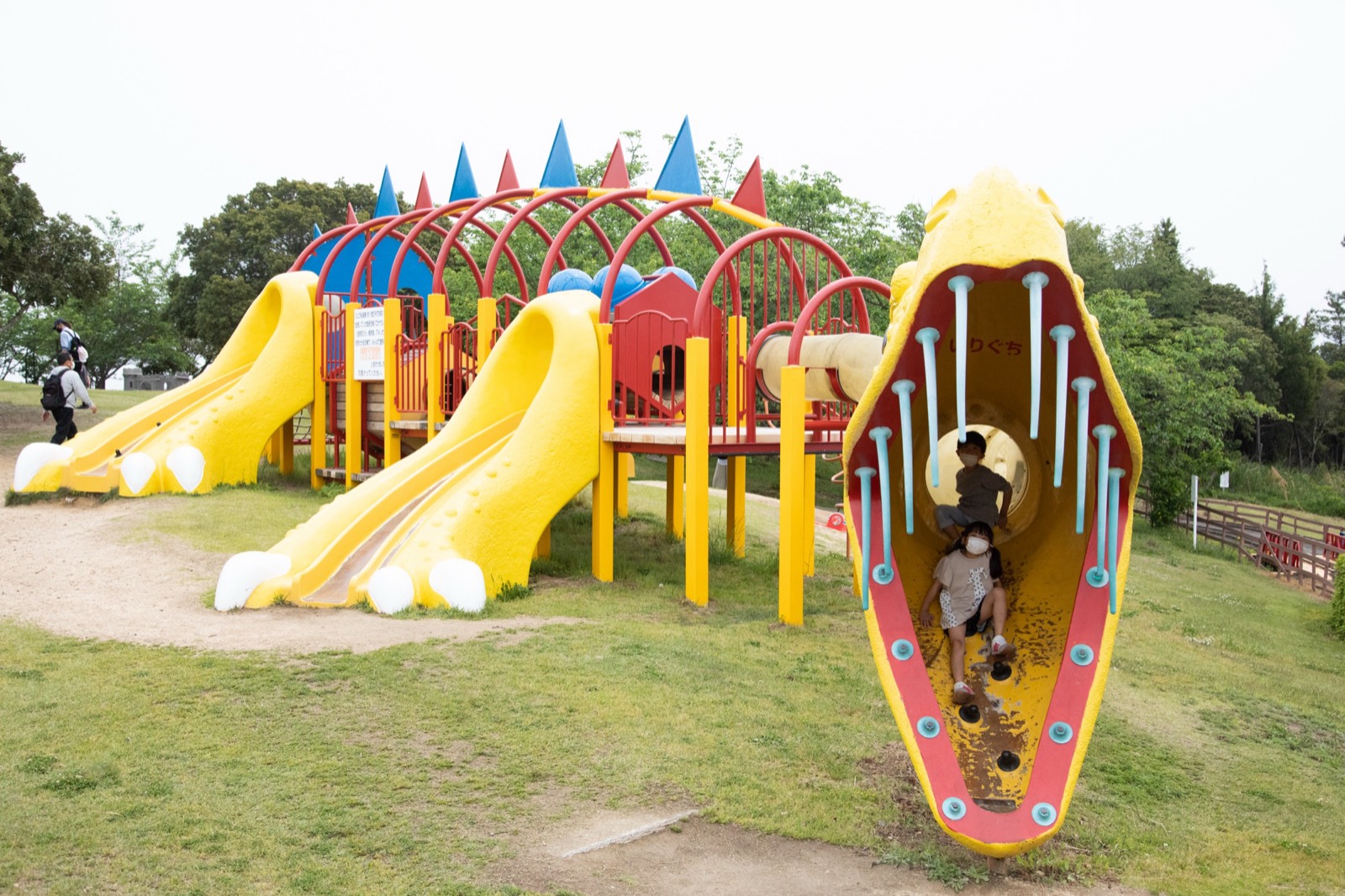 公園で遊ぶ子どもたち・引きの構図(全幅帯)