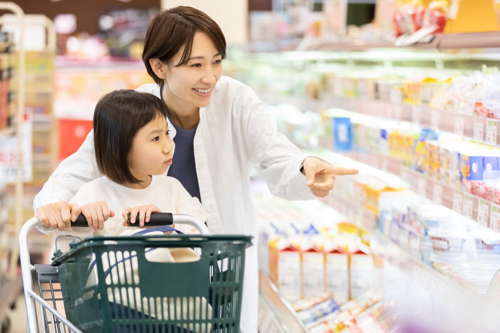 スーパーで買い物する家族(全幅帯)