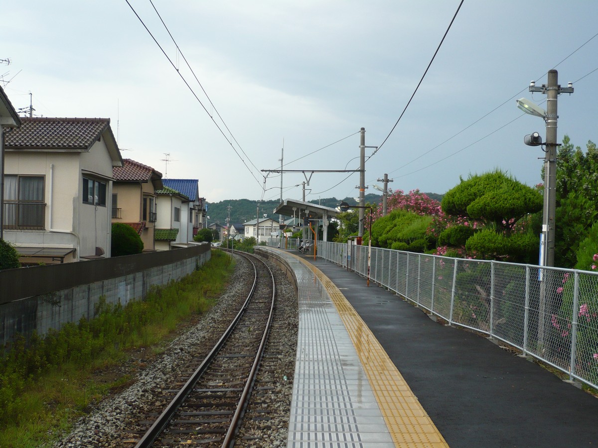 朝の通勤風景(駅のホーム、電車内、車での移動)