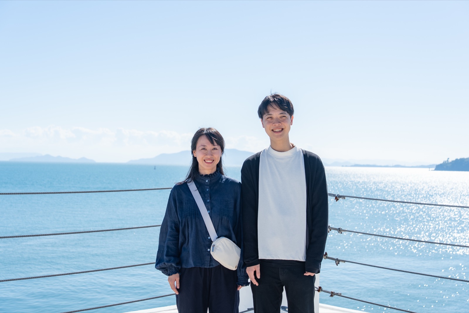 海辺に立つ向井さんご夫婦