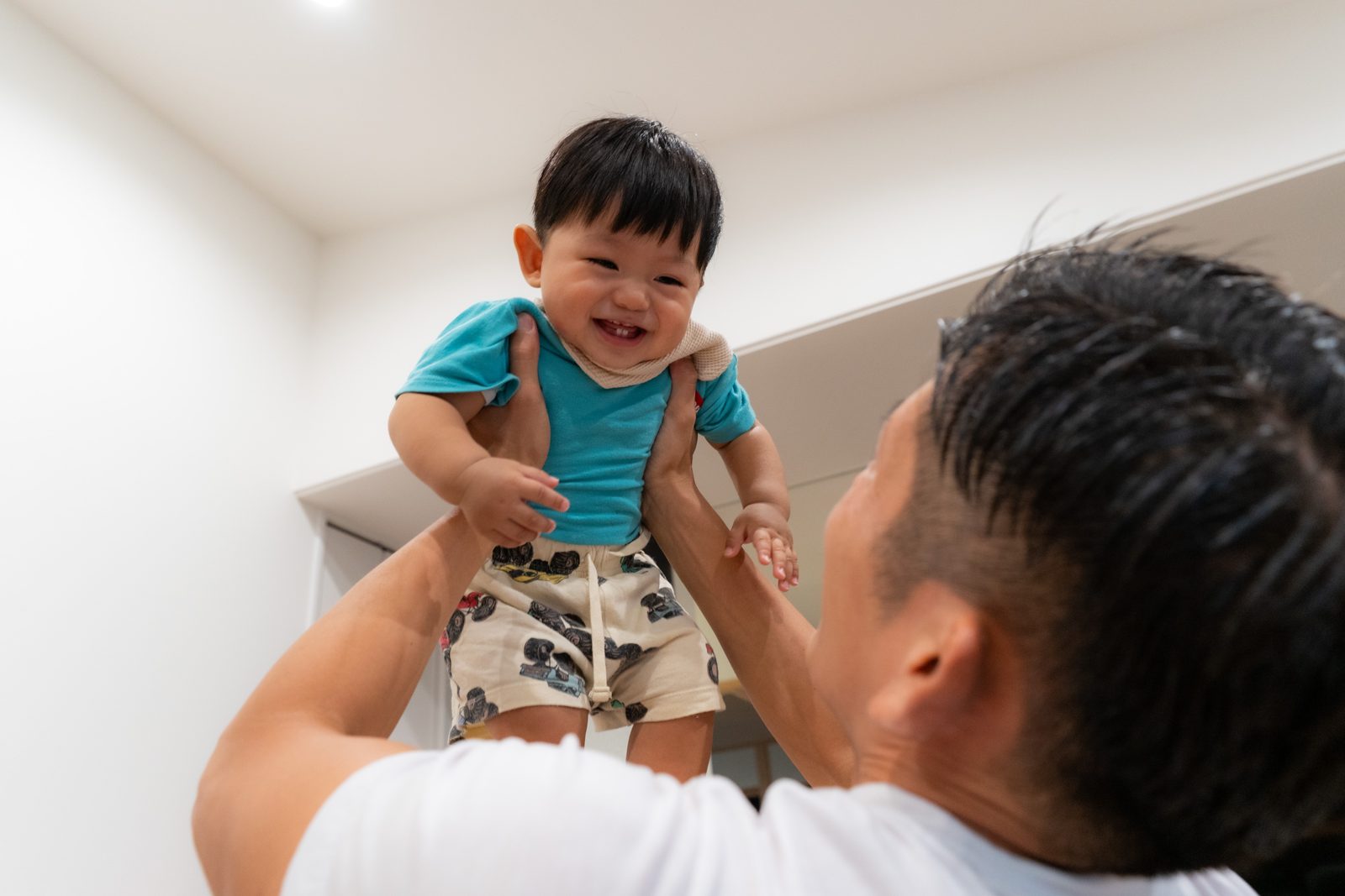 お子さんを抱き上げるご主人