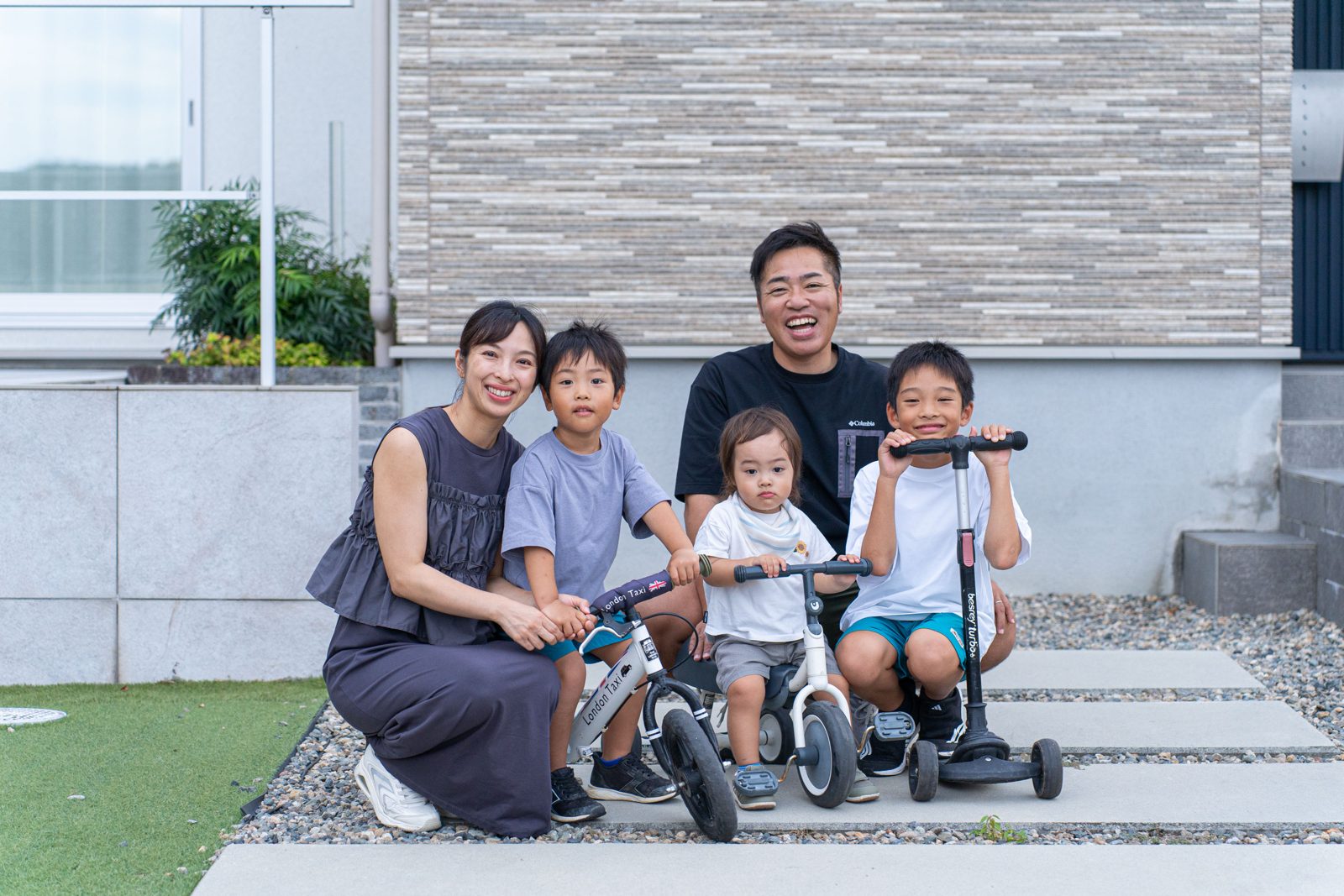 家の前の田甫さんご家族