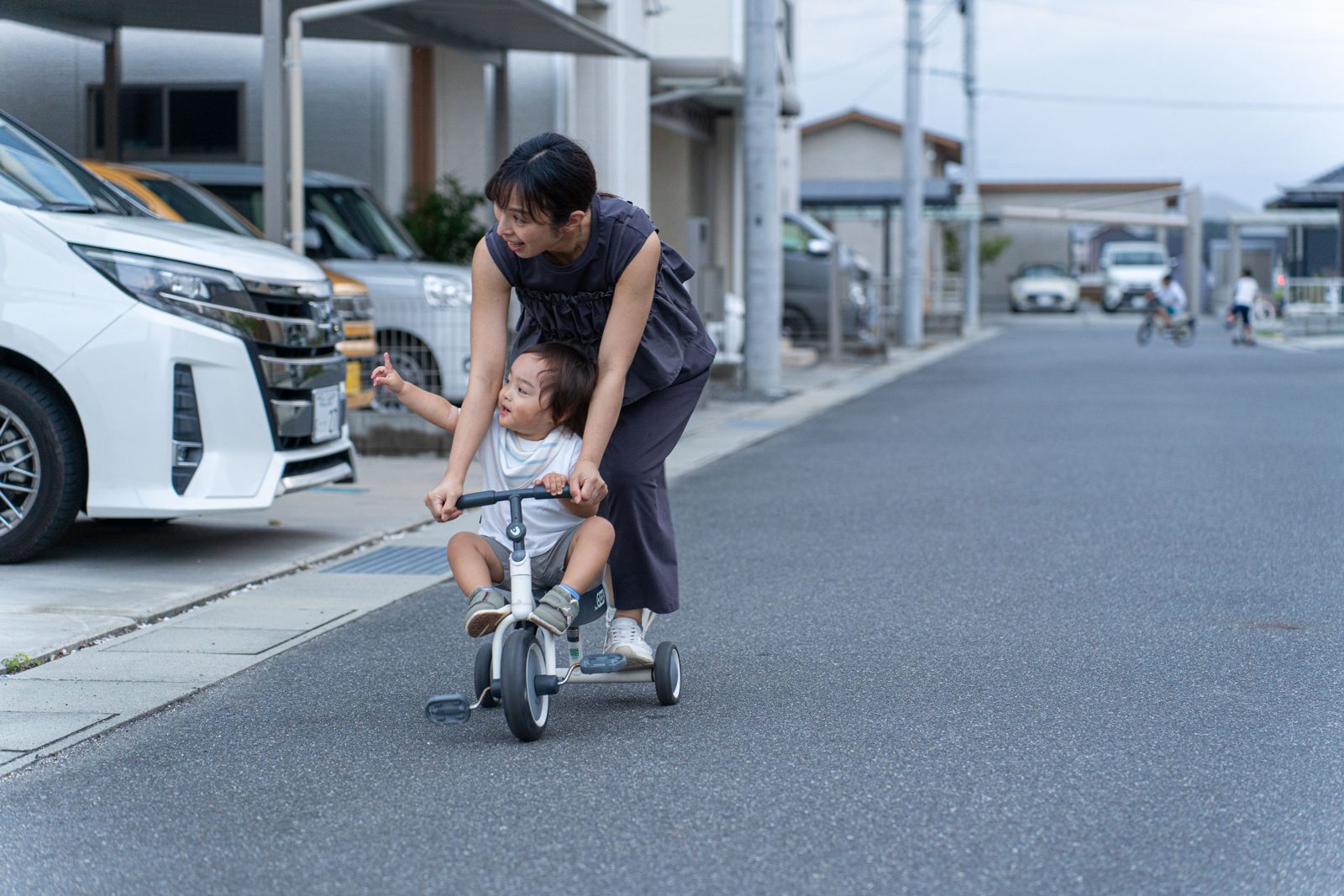 三輪車のお子さんと奥様