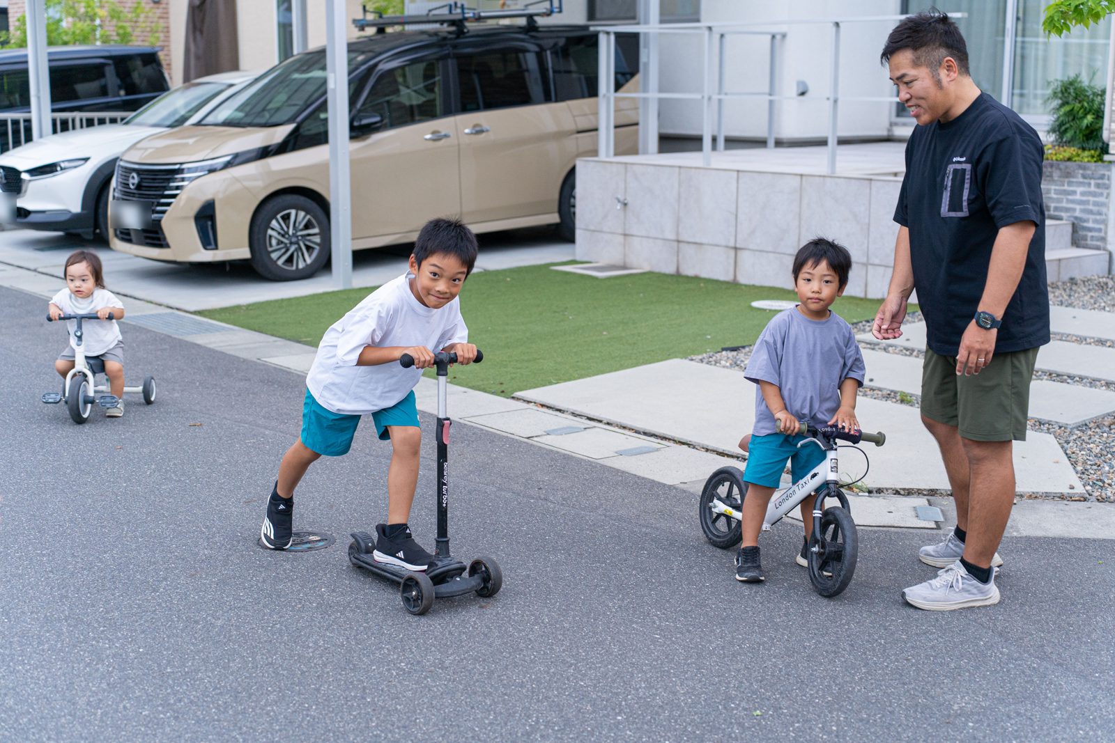 家の前の道で遊ぶお子さんたちとご主人