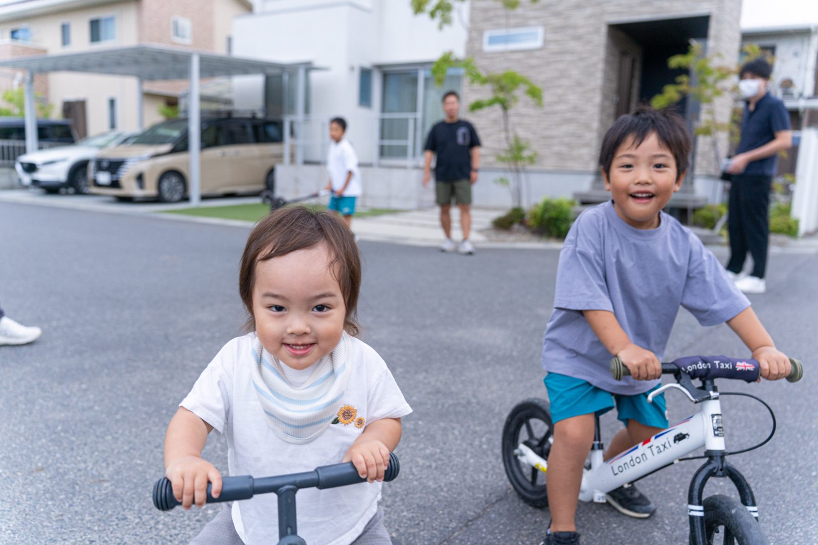 バランスバイクに乗るお子さんたち