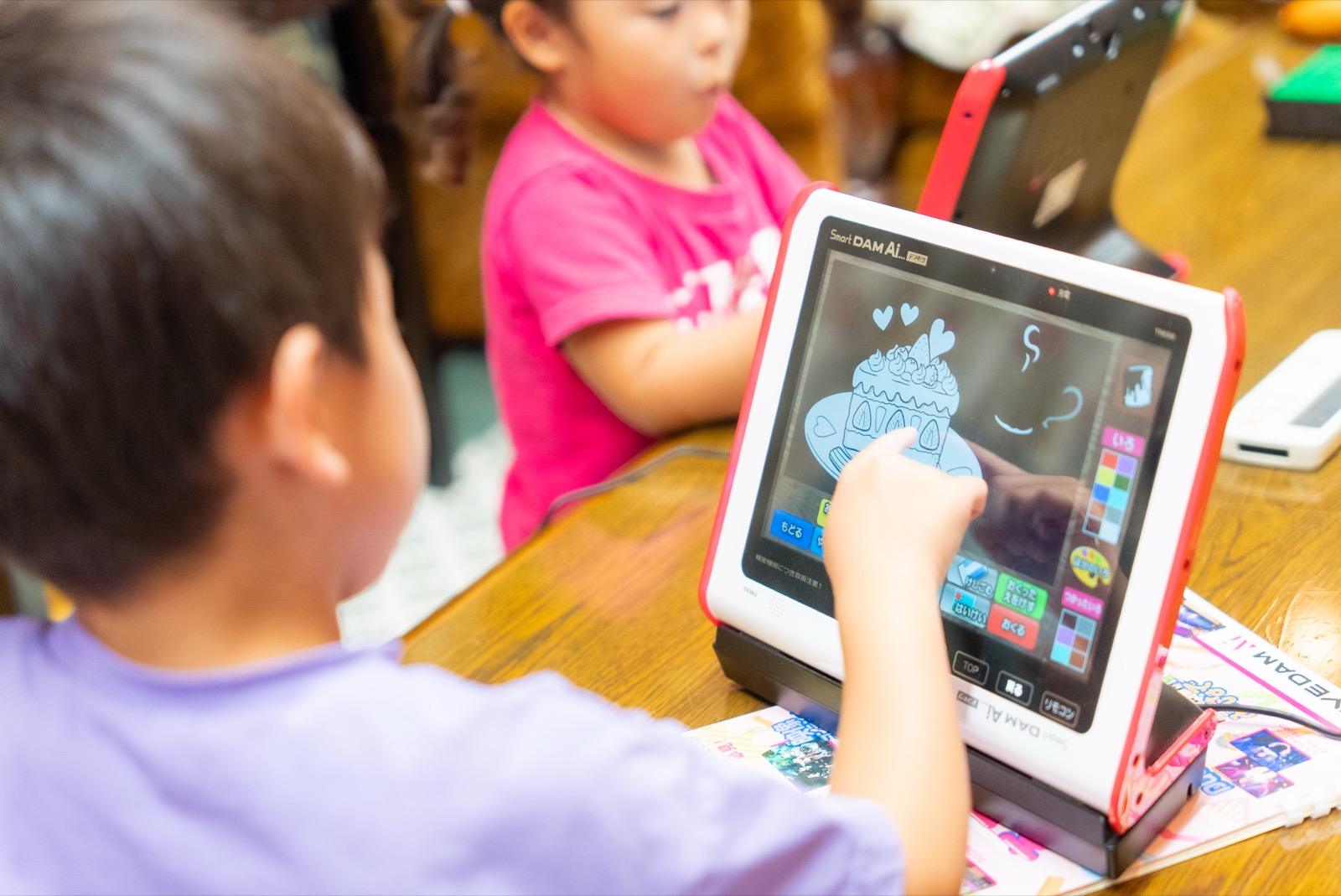 タブレットで遊ぶお子さん