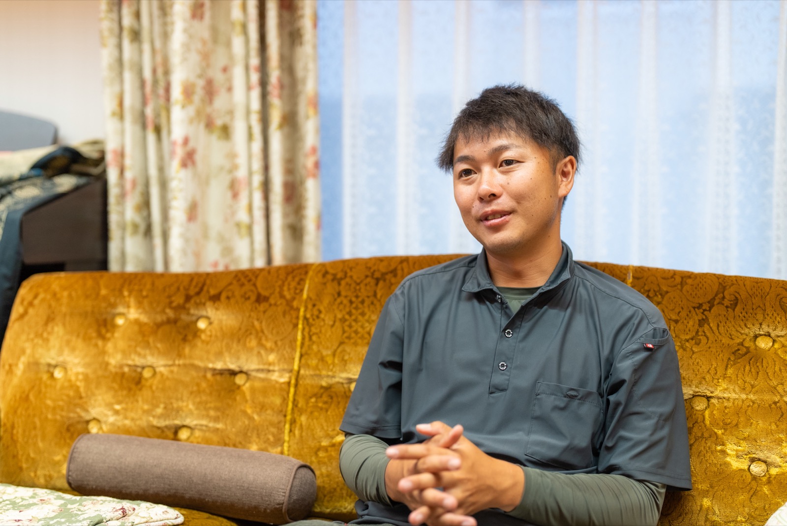 インタビューに答える茂成さん