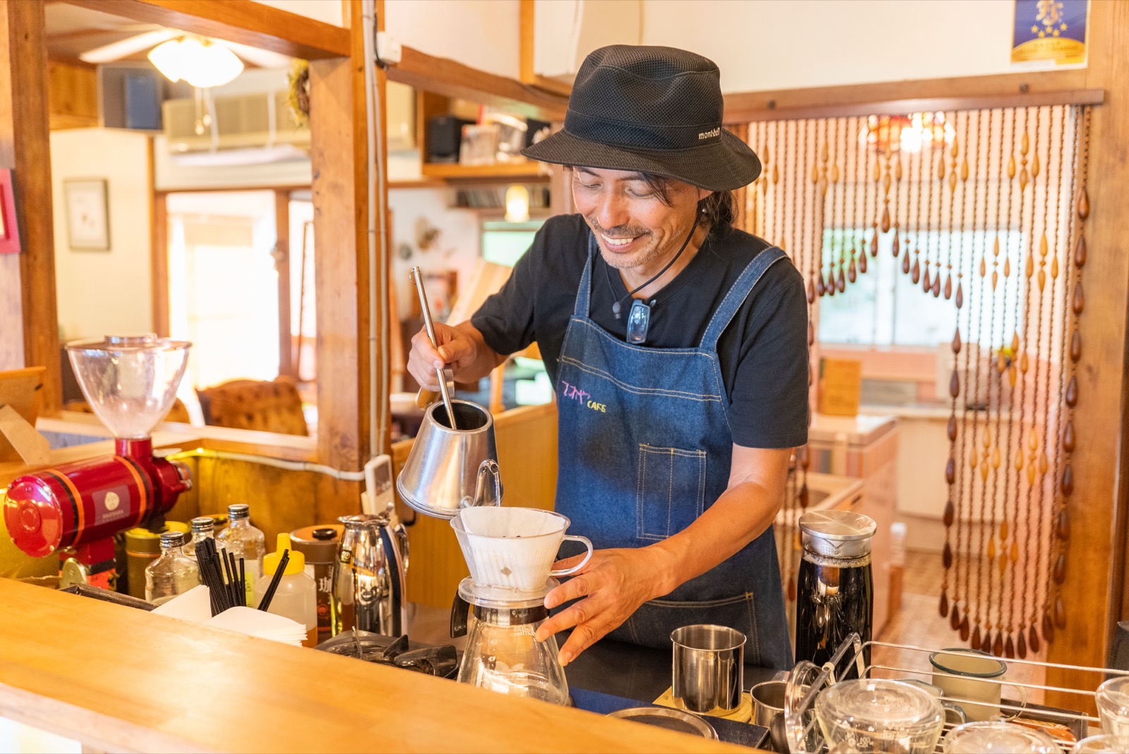 コーヒーを淹れる小林さん