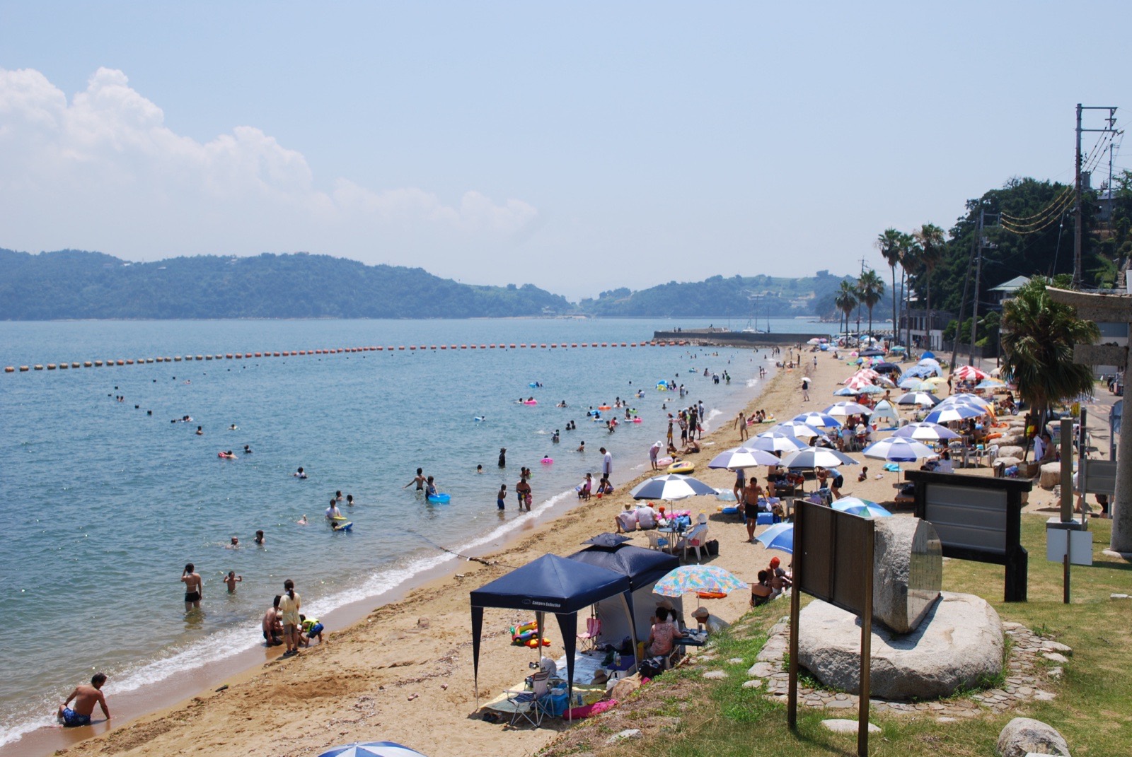 牛窓の海辺で遊ぶ様子