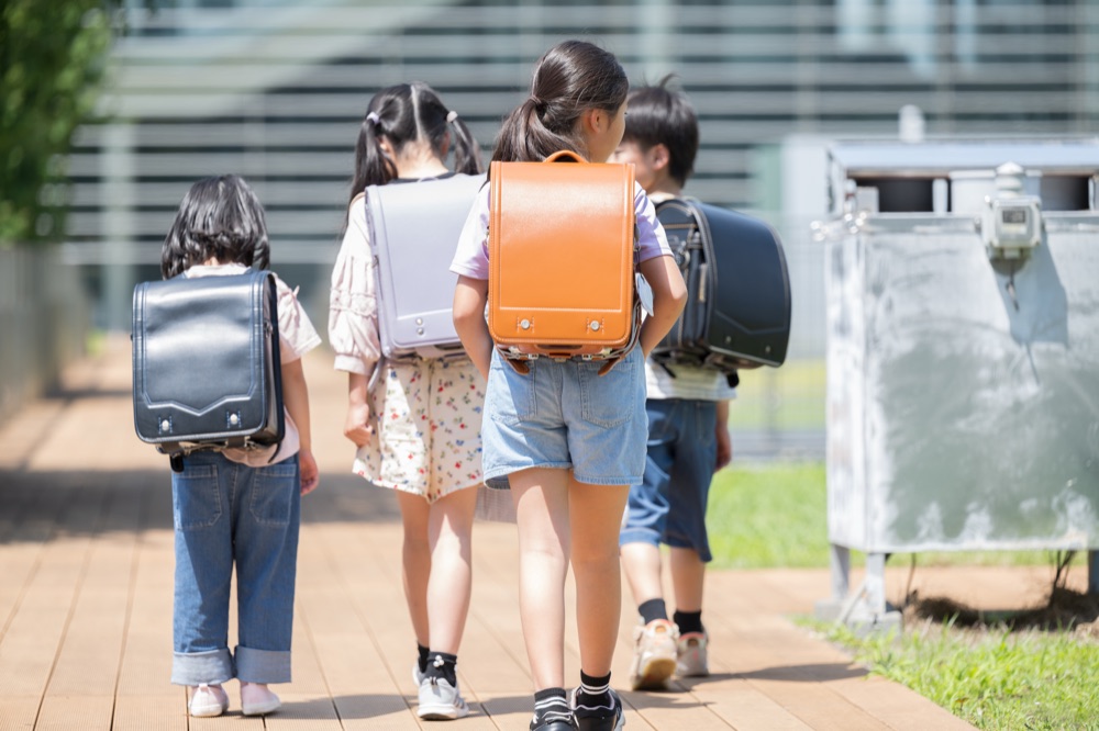 ランドセルを背負って通学する子どもたちの写真